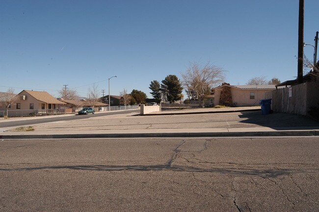 303 N 2nd Ave in Barstow, CA - Foto de edificio - Building Photo