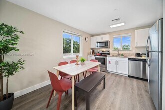 2311 Scott St, Unit 4 in Hollywood, FL - Building Photo - Building Photo