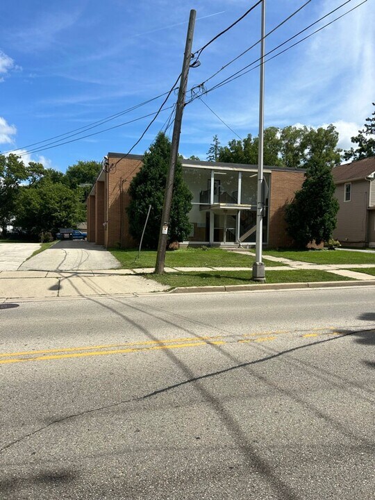 405 N East Ave. (16 Unit) in Waukesha, WI - Foto de edificio