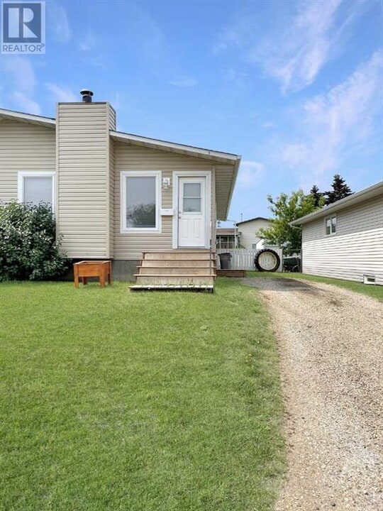 12126-1295A 95A St in Grande Prairie, AB - Building Photo