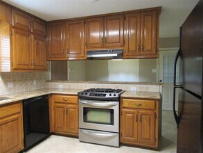 1410 E Houston St in Highlands, TX - Building Photo - Building Photo