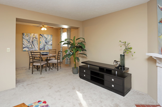 Fox Valley Apartments in Omaha, NE - Building Photo - Interior Photo