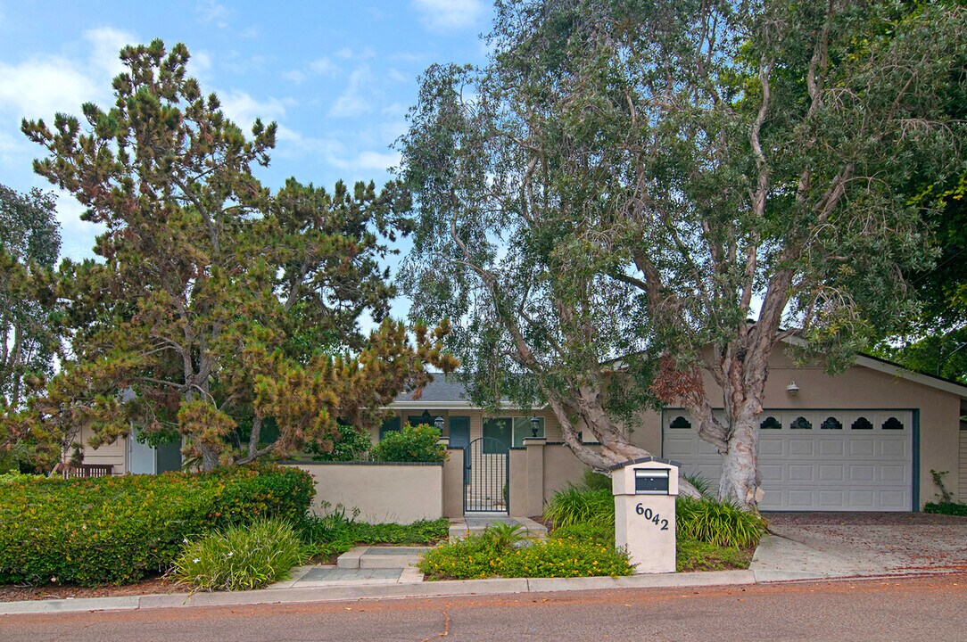 6042 Avenida Chamnez in San Diego, CA - Building Photo
