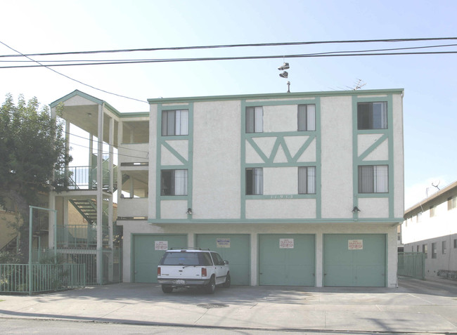 11943 Grevillea Ave in Hawthorne, CA - Foto de edificio - Building Photo