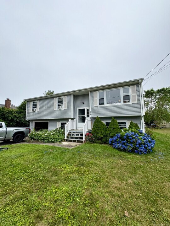 223 Seneca Dr in Groton, CT - Building Photo