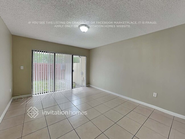 11221 SW 117th Ct in Miami, FL - Foto de edificio - Building Photo