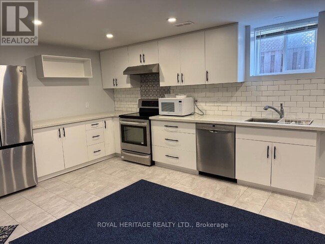 27 Wetherburn Dr in Whitby, ON - Building Photo - Building Photo