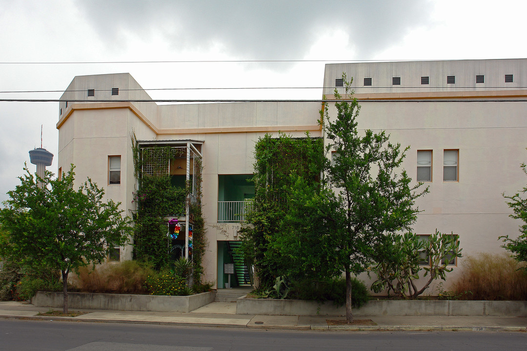 716 S Presa St in San Antonio, TX - Building Photo