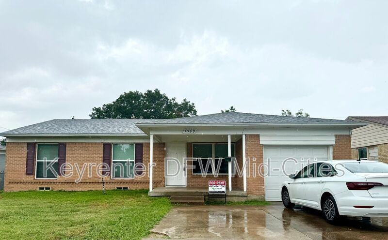 1509 N O'Connor Rd in Irving, TX - Building Photo