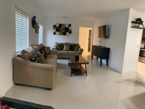 3670 SW 12th St, Unit 1 in Miami, FL - Foto de edificio - Building Photo