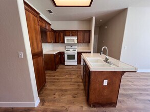 6182 E Cortland Ave in Fresno, CA - Foto de edificio - Building Photo