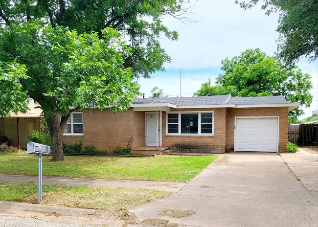 3208 42nd St in Snyder, TX - Foto de edificio - Building Photo