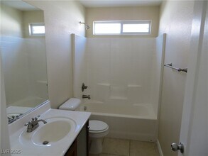 6824 Bayberry Creek Ave in Las Vegas, NV - Foto de edificio - Building Photo