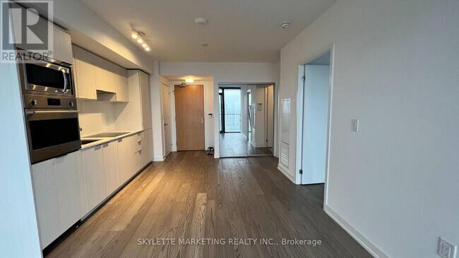 11 Wellesley St W in Toronto, ON - Building Photo - Building Photo