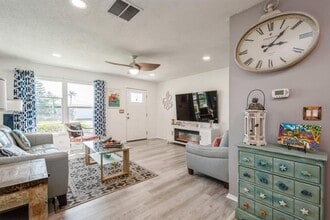 3715 98th Ave N in Pinellas Park, FL - Foto de edificio - Building Photo
