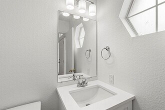 210 Summerside Ave in Lockhart, TX - Building Photo - Building Photo