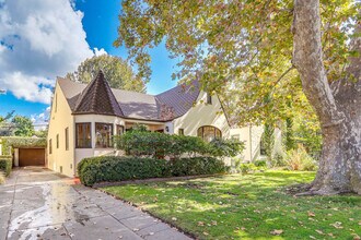 2627 Land Park Dr in Sacramento, CA - Building Photo - Building Photo