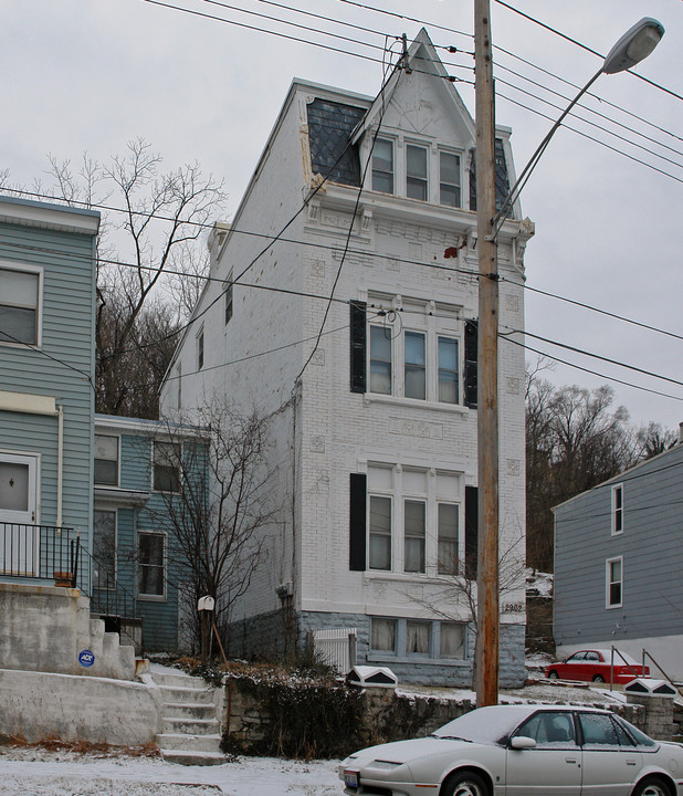 2902 W McMicken Ave in Cincinnati, OH - Building Photo