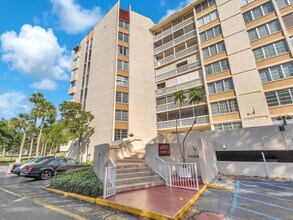 6901 Environ Blvd in Lauderhill, FL - Foto de edificio - Building Photo