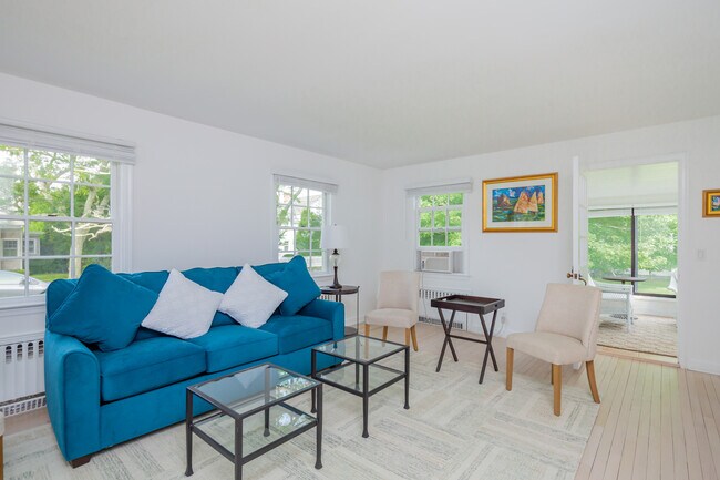 11 Meadowlark Ln in Sag Harbor, NY - Building Photo - Building Photo
