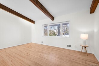 25 Woodhollow Ln in New Rochelle, NY - Building Photo - Building Photo