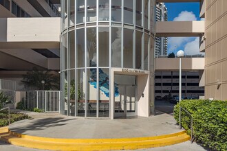 Ala Wai Plaza in Honolulu, HI - Building Photo - Building Photo