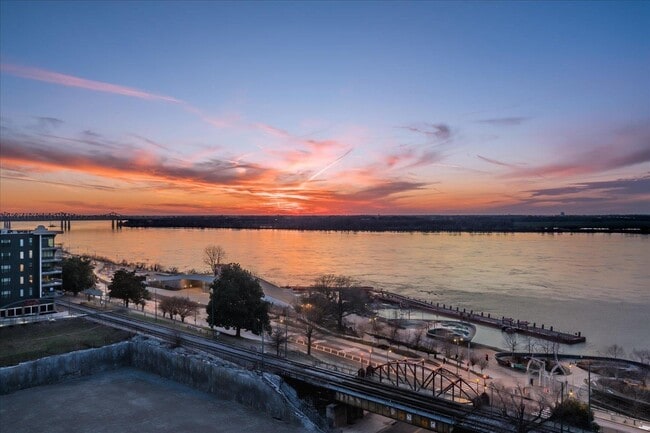 200 Wagner Pl in Memphis, TN - Building Photo - Building Photo