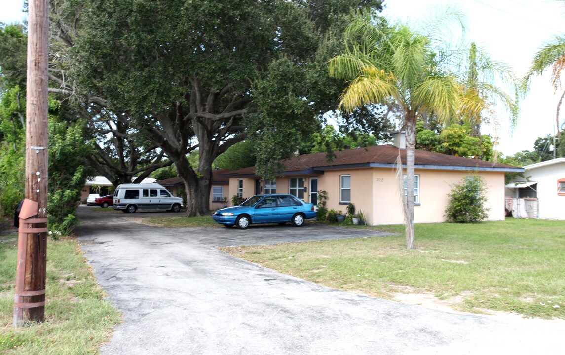 302 S Arcturas Ave in Clearwater, FL - Foto de edificio