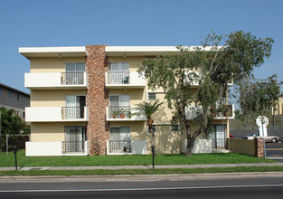 Apartamentos Madrid in Miami, FL - Building Photo - Building Photo