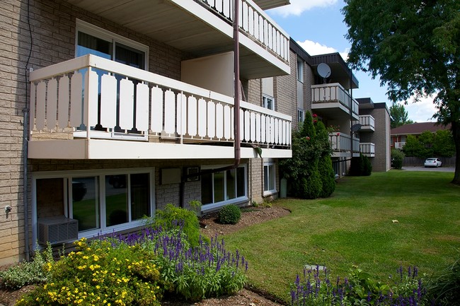 Lakeside Gardens in St Catharines, ON - Building Photo - Building Photo