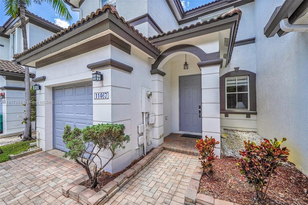 11467 NW 76th St in Medley, FL - Building Photo