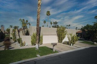 17 Lakeshore Dr in Rancho Mirage, CA - Building Photo