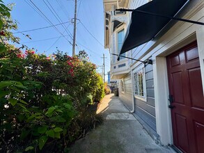 1054 24th St, Unit A in Oakland, CA - Building Photo - Building Photo