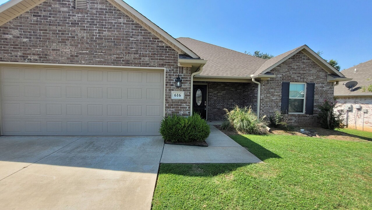 616 Ridge Point Dr in Fort Smith, AR - Building Photo