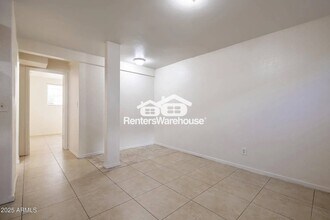 325 S Pioneer in Mesa, AZ - Foto de edificio - Building Photo