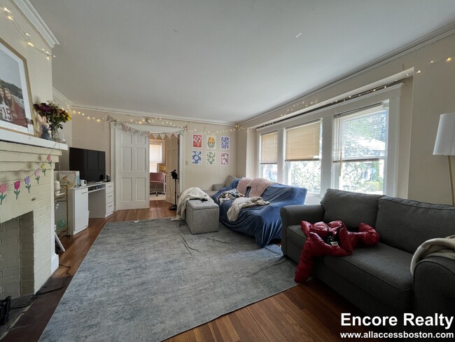 289 Foster St, Unit 1 in Boston, MA - Foto de edificio - Building Photo