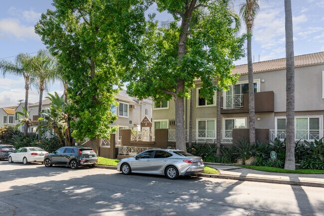 355 N Maple St, Unit 116 in Burbank, CA - Building Photo - Building Photo