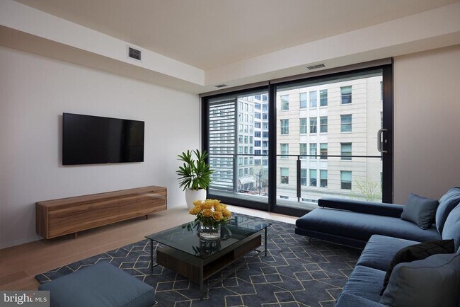 925 H St NW in Washington, DC - Building Photo - Building Photo