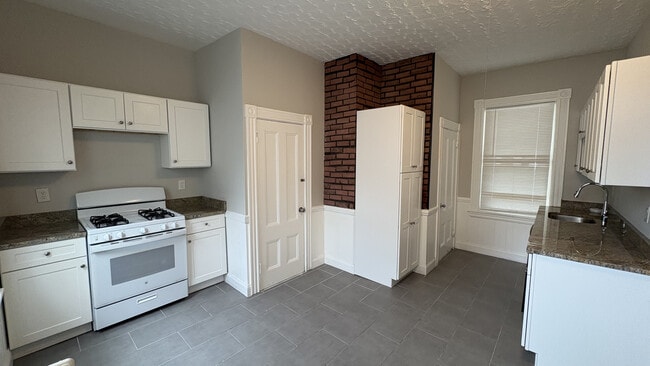 43 Dartmouth St, Unit 1 in Somerville, MA - Foto de edificio - Building Photo