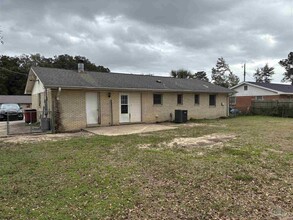 4673 Cyril Dr in Milton, FL - Building Photo - Building Photo