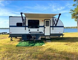 1322 Clear Lake Rd in Highlands, TX - Building Photo