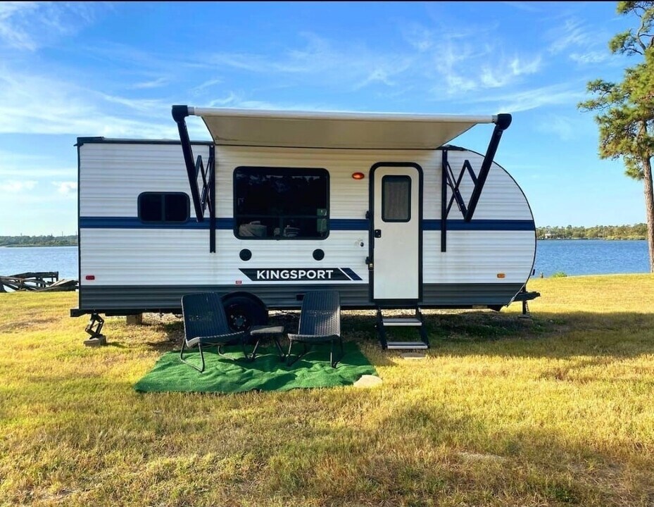 1322 Clear Lake Rd in Highlands, TX - Building Photo