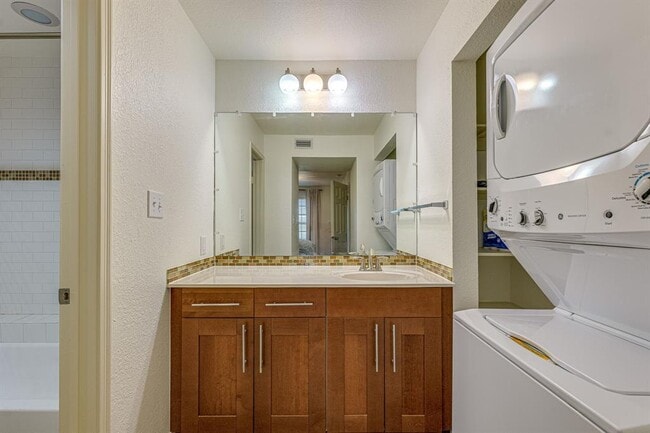 7685 Northcross Dr in Austin, TX - Building Photo - Building Photo