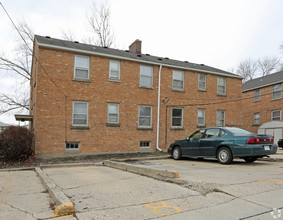 7402 W Lincoln Ave in Milwaukee, WI - Foto de edificio - Building Photo