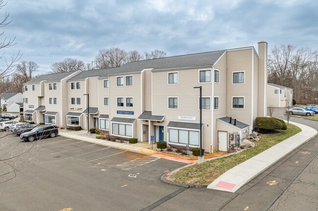 Mews in Branford, CT - Foto de edificio - Primary Photo