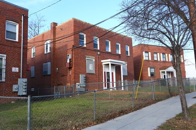 3205 Buena Vista Ter SE in Washington, DC - Building Photo - Building Photo