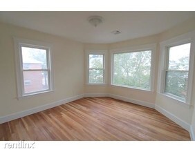 182 Ash St in Waltham, MA - Building Photo - Building Photo
