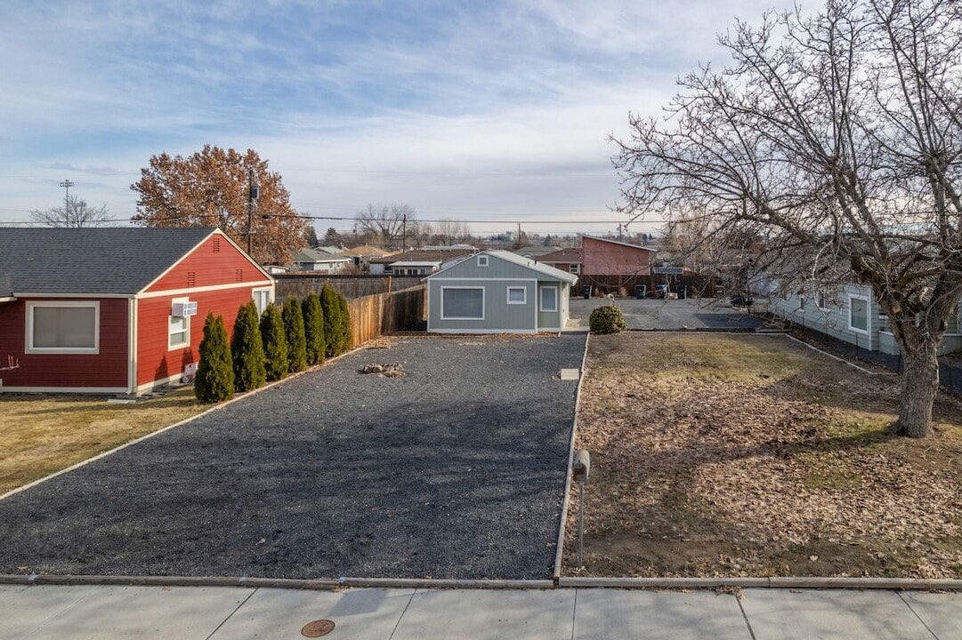 1025 W Columbia Ave in Moses Lake, WA - Building Photo