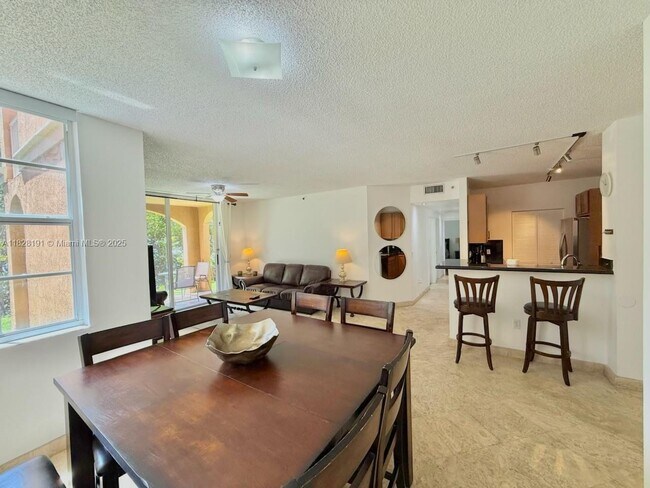 19901 E Country Club Dr in Miami, FL - Building Photo - Building Photo
