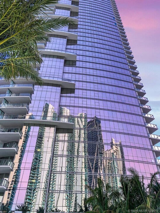 851 NE 1st Ave in Miami, FL - Building Photo